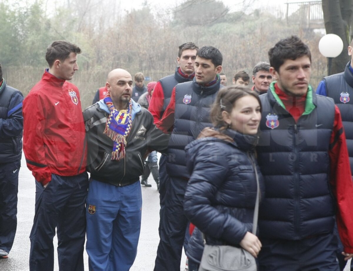 FOTO Tătă, închide poarta! Ilie Stan îi dă lecţii lui Tătăruşanu şi în recreaţie ;)