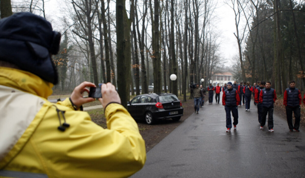 GALERIE FOTO Jucătorii Stelei au fost asaltaţi de fani şi la plimbare!