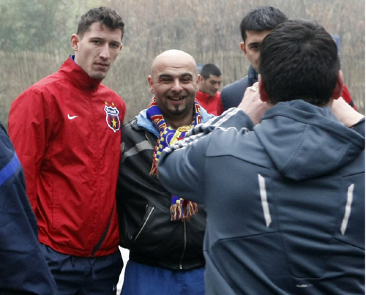 GALERIE FOTO Jucătorii Stelei au fost asaltaţi de fani şi la plimbare!