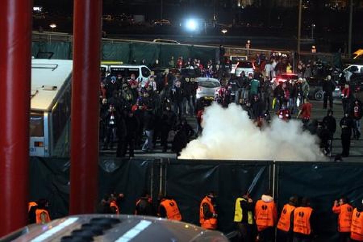 VIDEO şi FOTO Nu doar rapidiştii au păţit-o» Ultraşii polonezi au făcut ravagii şi la Liege