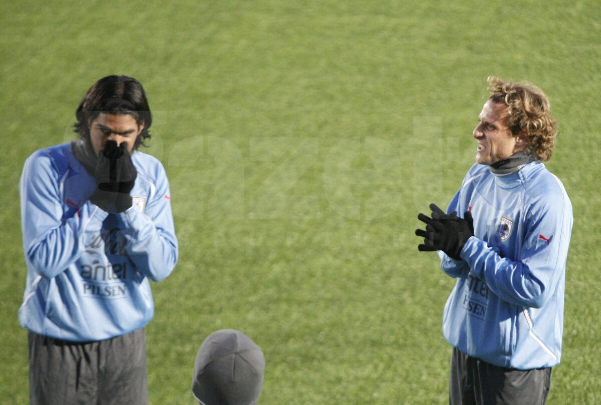 GALERIE FOTO » Uruguayenii s-au bătut cu zăpadă după antrenamentul pe terenul sintetic de la Buftea