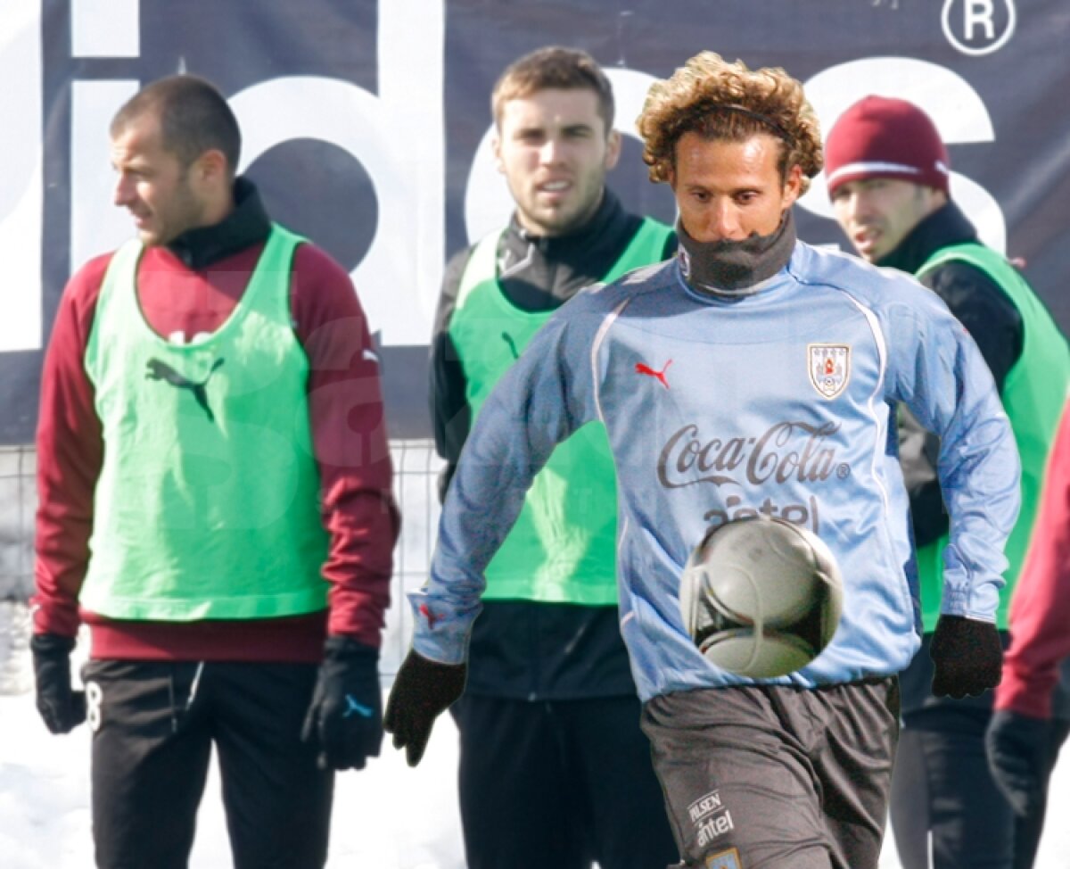 FOTO Rapidiştii au dat nas în nas cu Forlan la Buftea