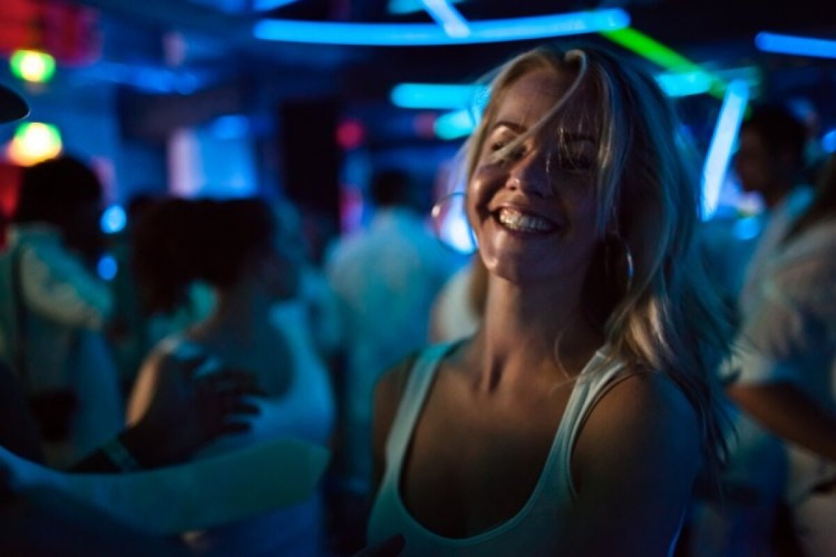 Fete frumoase, cea mai bună muzică şi o atmosferă incredibilă! Toate în Bucureşti, la Sensation White