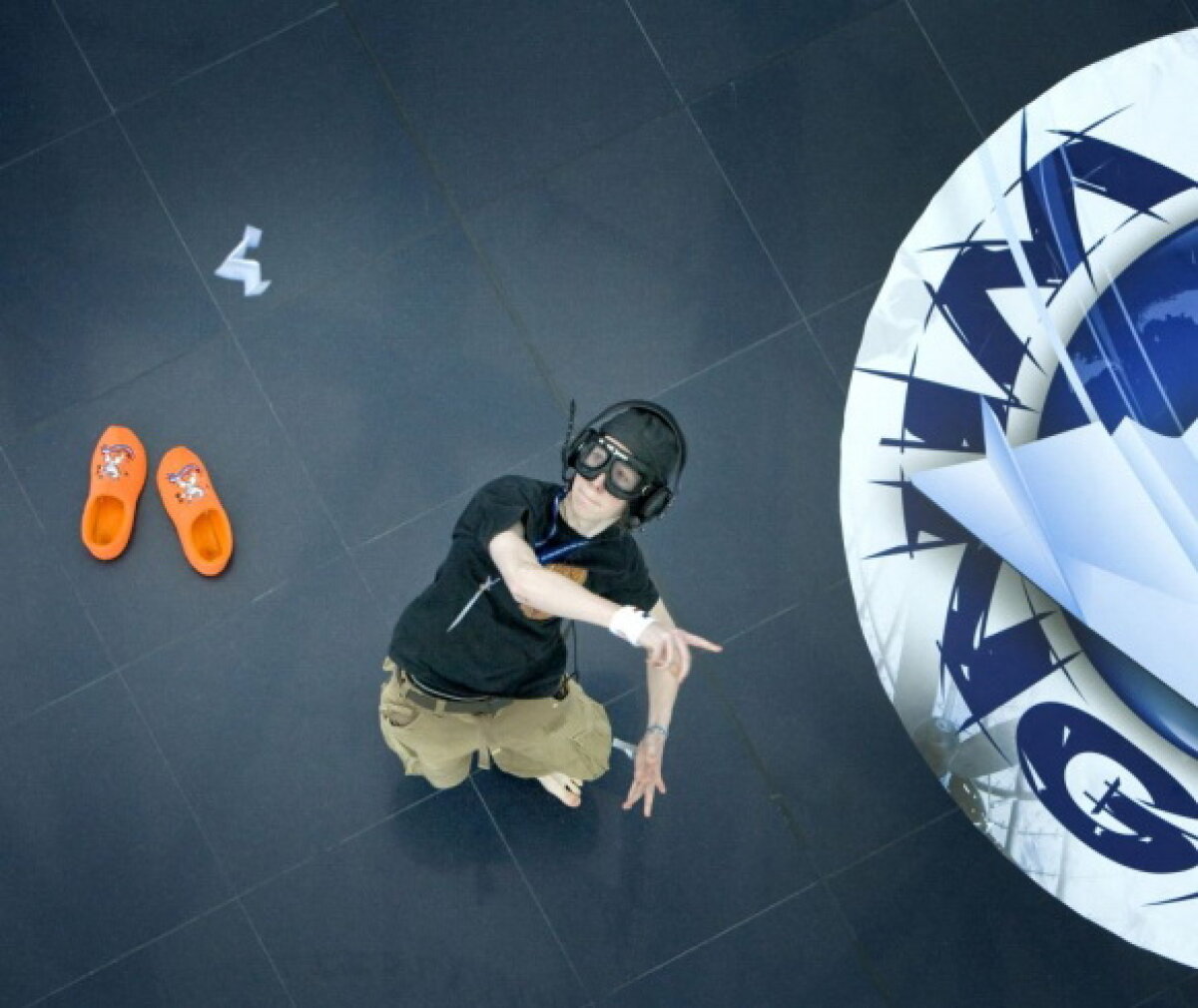 3, 2, 1, start.... Începe la Bucureşti Campionatul Mondial de Avioane de Hîrtie :)