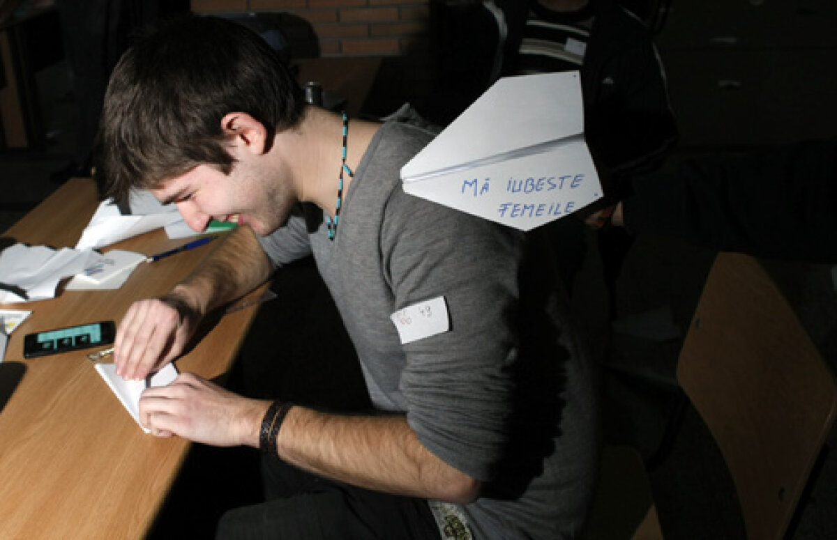 MIG-uri studenţeşti » Sute de avioane din hîrtie au intrat ieri în calificările pentru Cupa Mondială!