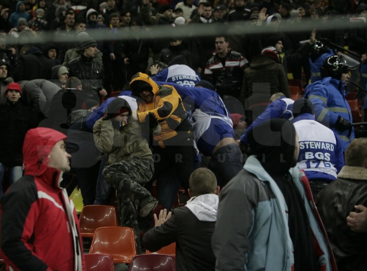 FOTO Oameni disperaţi şi loviţi pe Naţional Arena!