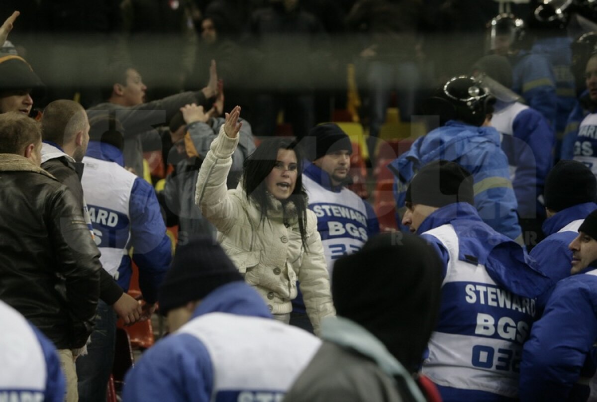 FOTO Oameni disperaţi şi loviţi pe Naţional Arena!