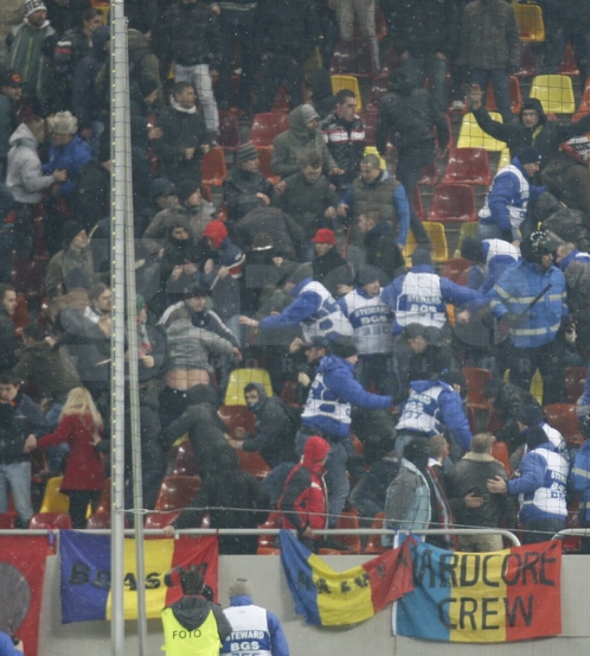 FOTO Oameni disperaţi şi loviţi pe Naţional Arena!