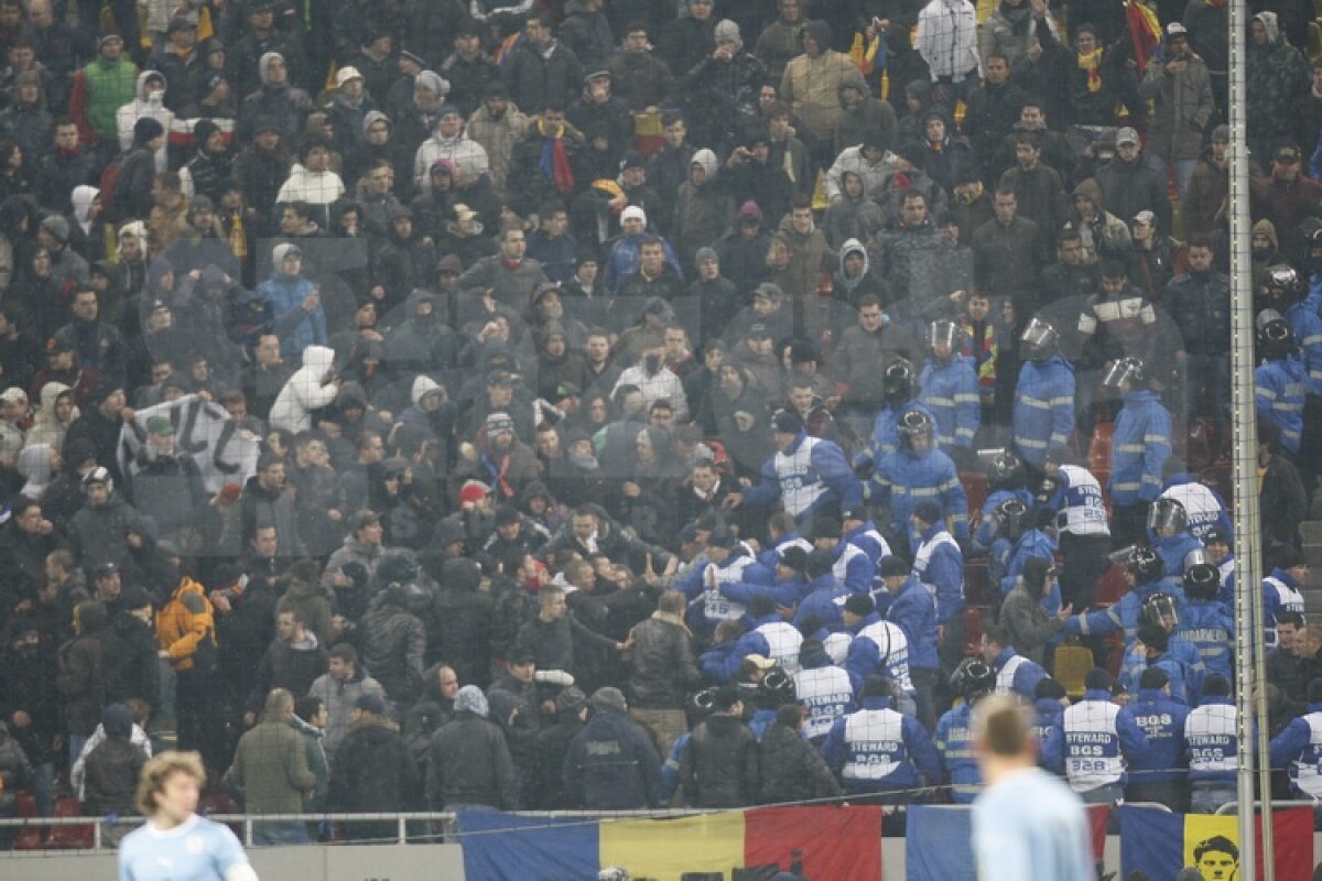 FOTO Oameni disperaţi şi loviţi pe Naţional Arena!