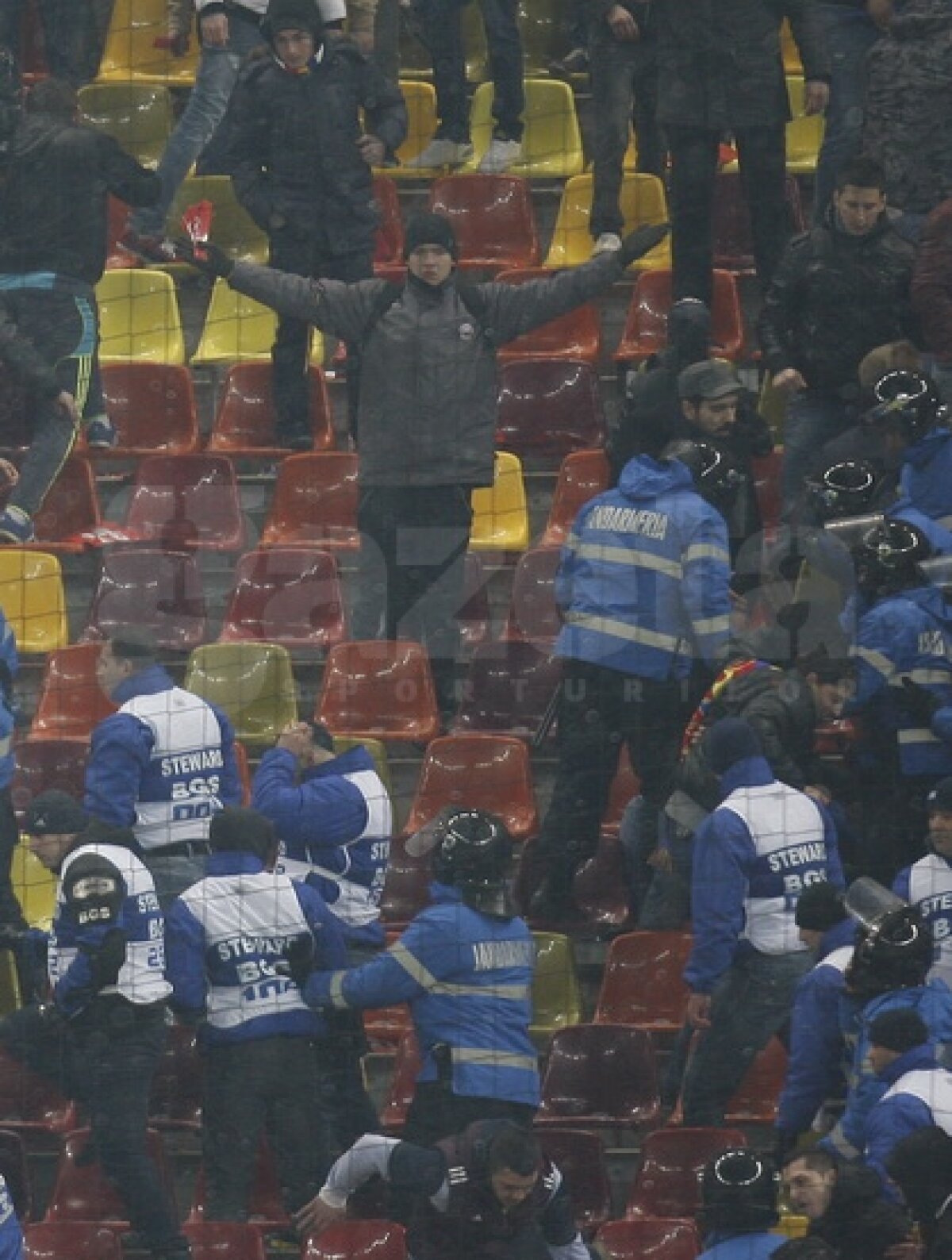 FOTO Oameni disperaţi şi loviţi pe Naţional Arena!