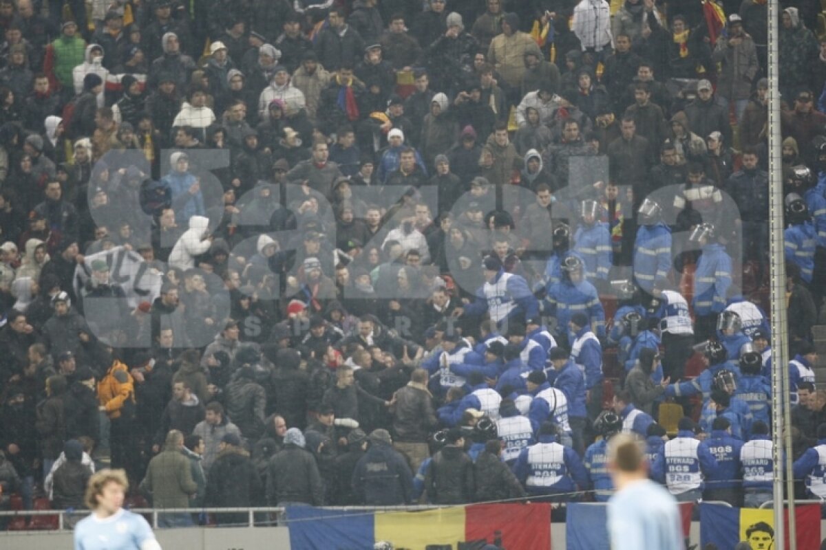 VIDEO & FOTO Imagini cu incidentele de pe Naţional Arena