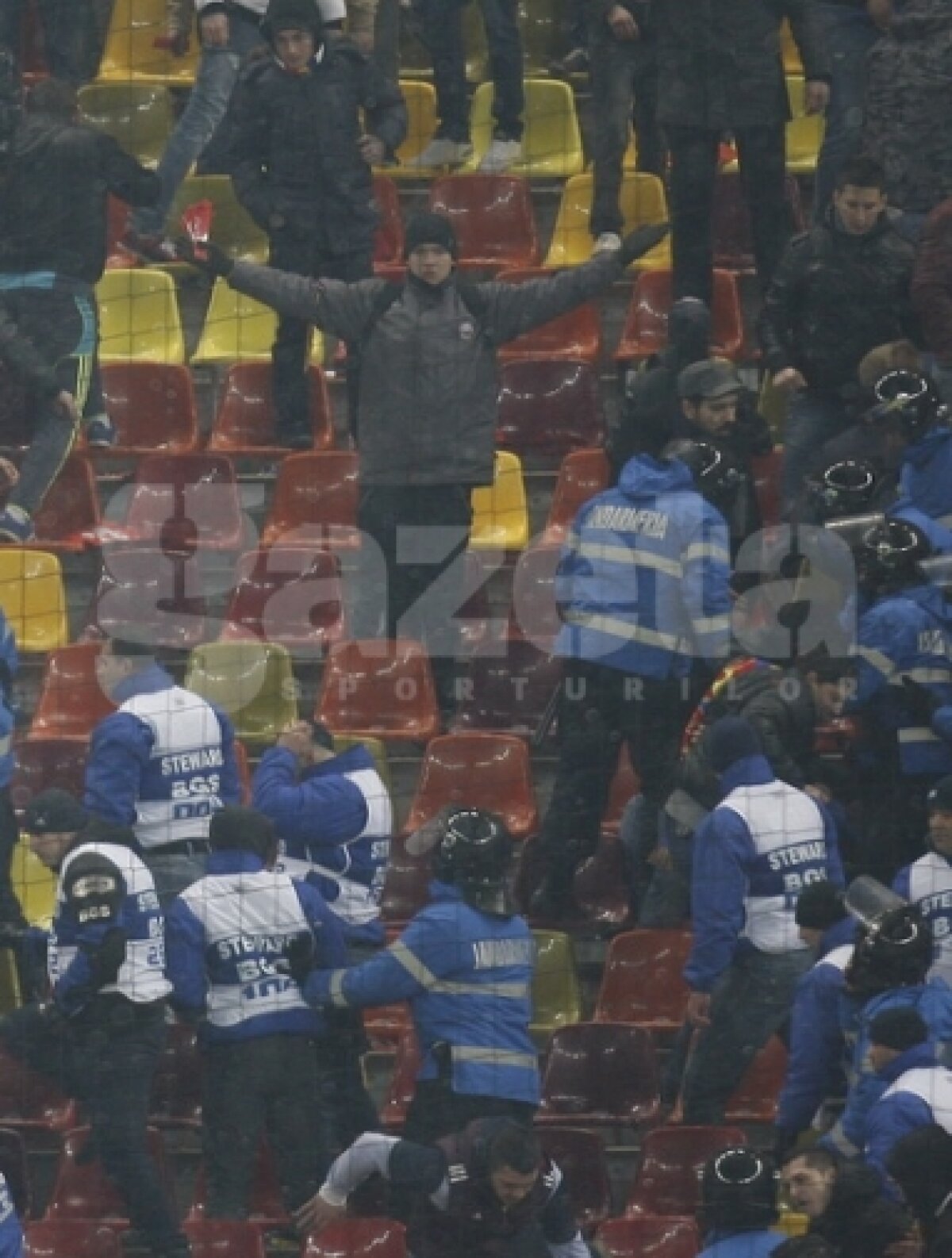 VIDEO & FOTO Imagini cu incidentele de pe Naţional Arena