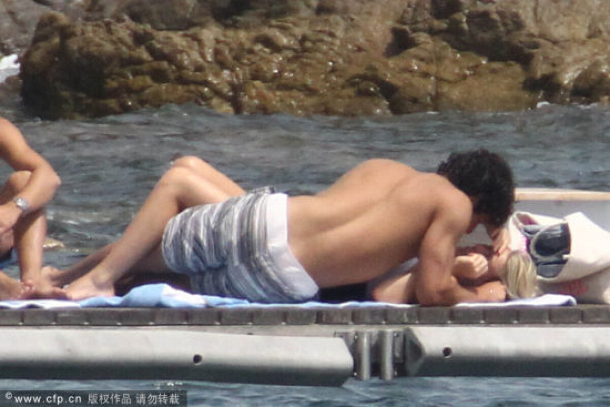 FOTO Fragilizat de cînd e cu Barbara Berlusconi» Pato de cristal