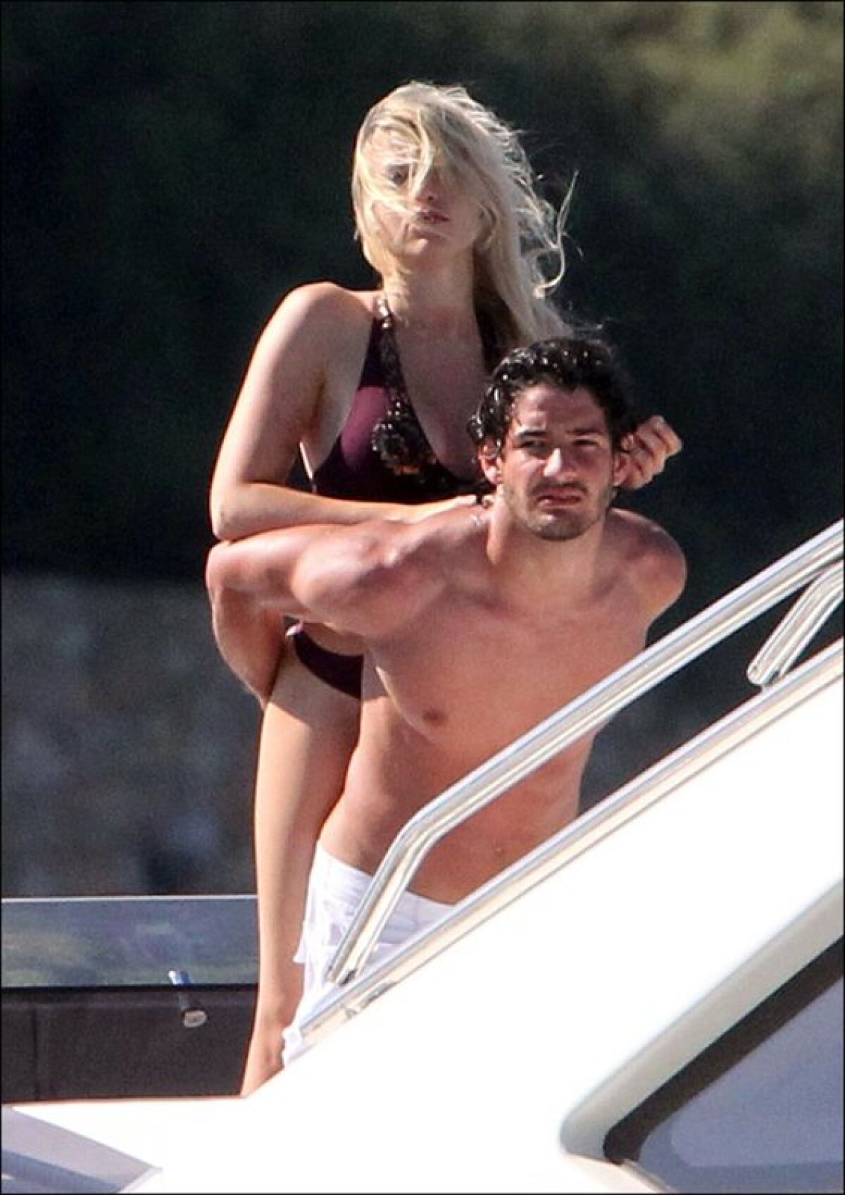 FOTO Fragilizat de cînd e cu Barbara Berlusconi» Pato de cristal