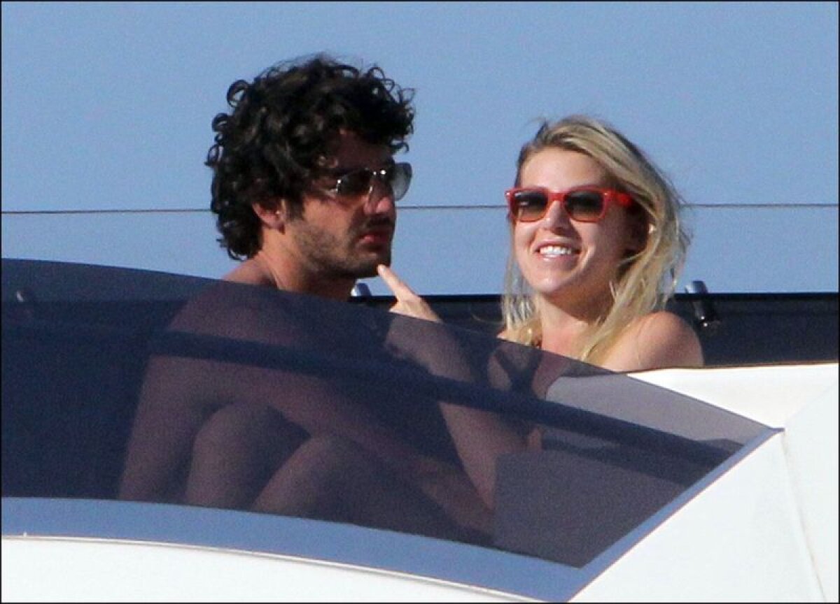 FOTO Fragilizat de cînd e cu Barbara Berlusconi» Pato de cristal