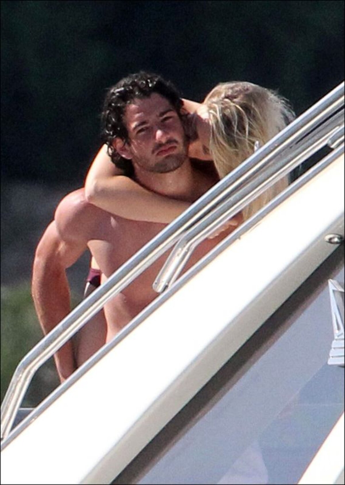 FOTO Fragilizat de cînd e cu Barbara Berlusconi» Pato de cristal