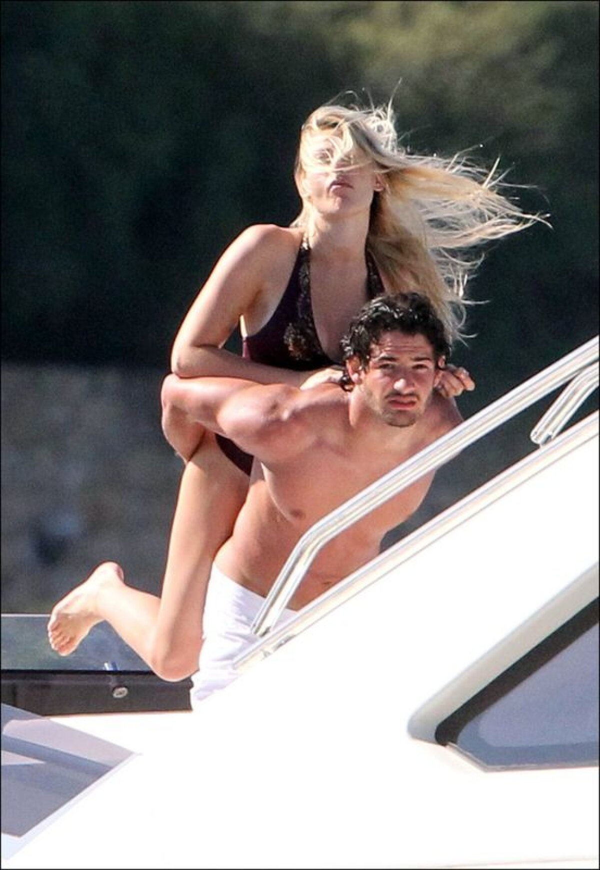 FOTO Fragilizat de cînd e cu Barbara Berlusconi» Pato de cristal