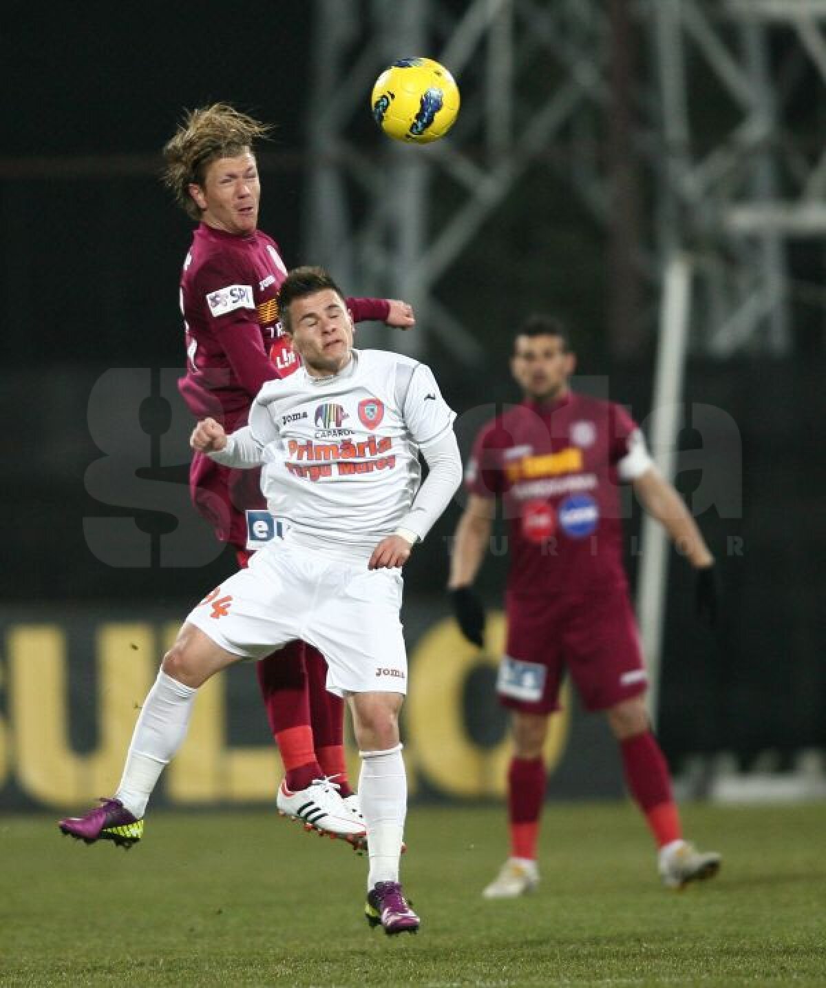 CFR Cluj învinge Tg. Mureş cu 1-0 şi urcă pe primul loc