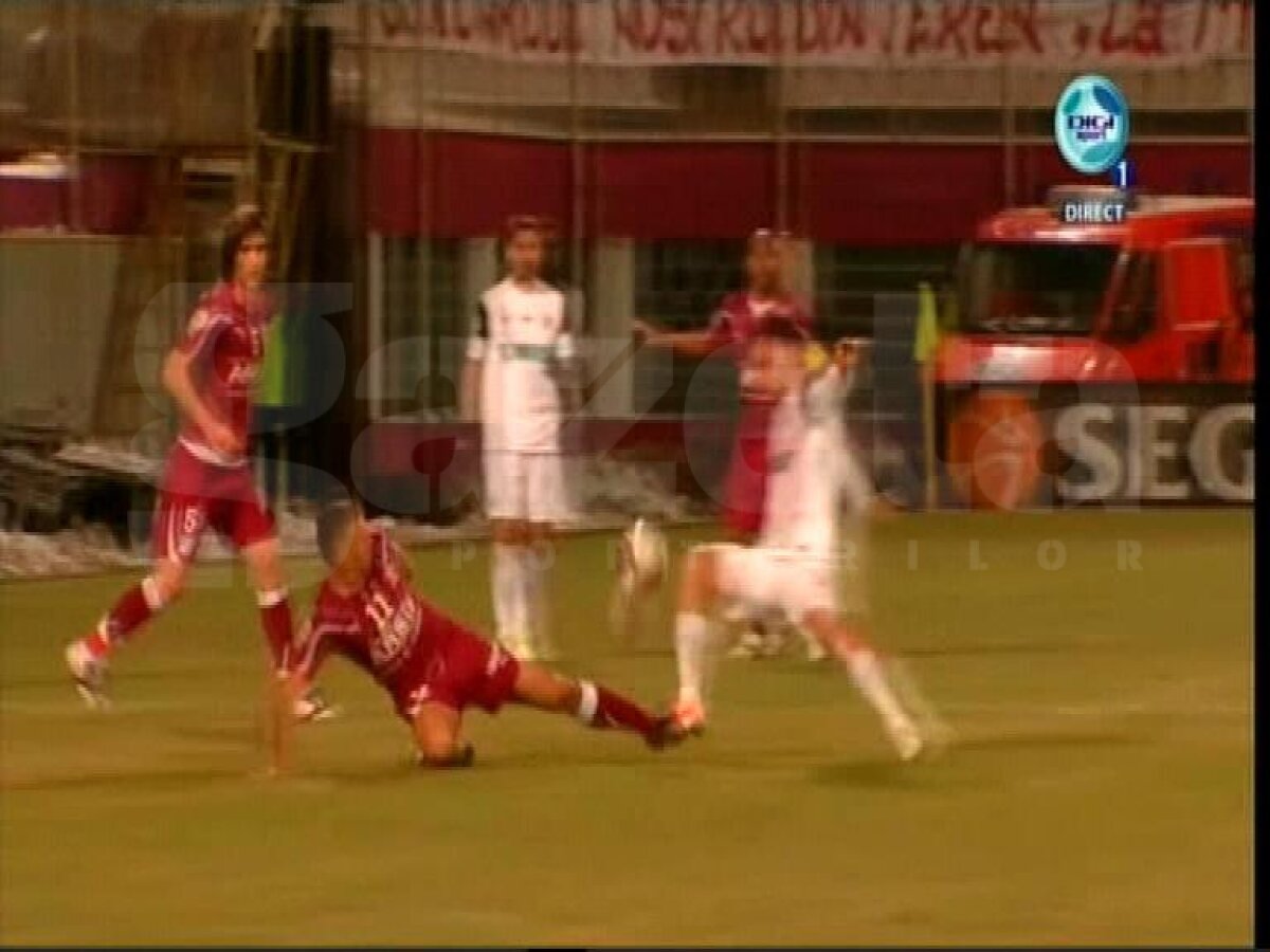 FOTO » Probleme pentru Rapid » Pancu a ieşit accidentat după mai puţin de jumătate de oră