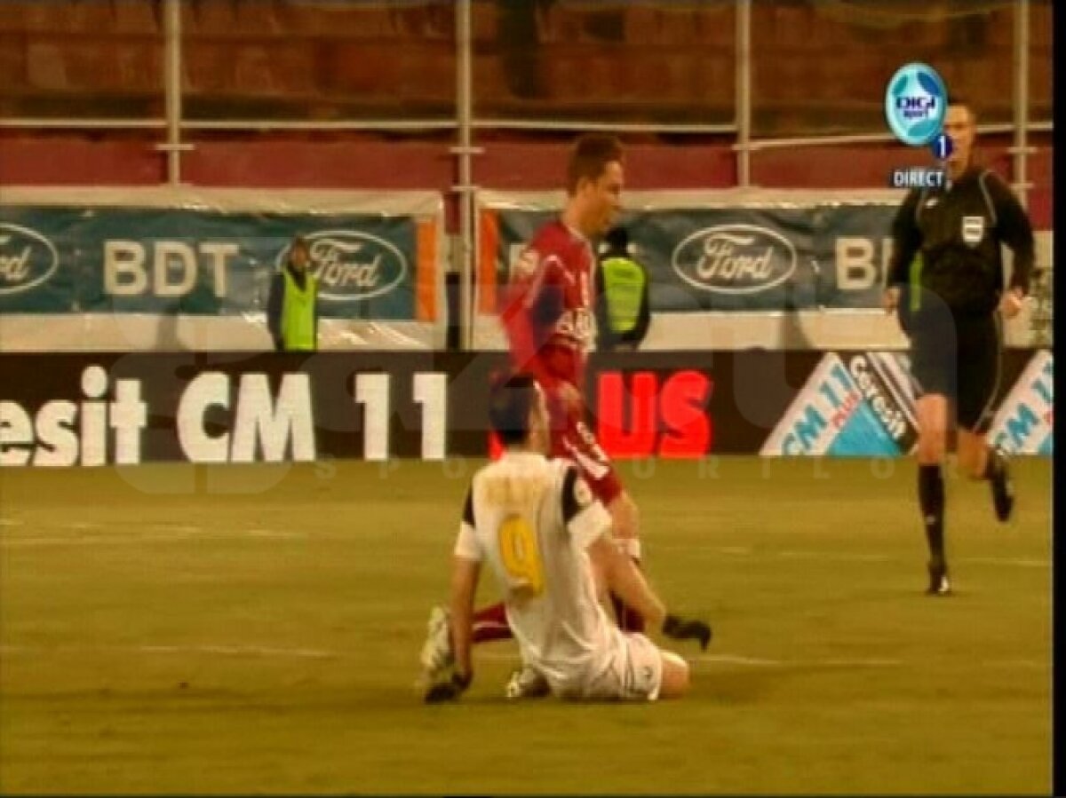 FOTO Balaj l-a iertat pe Grigore de eliminare! » Mijlocaşul Rapidului a comis două faulturi dure