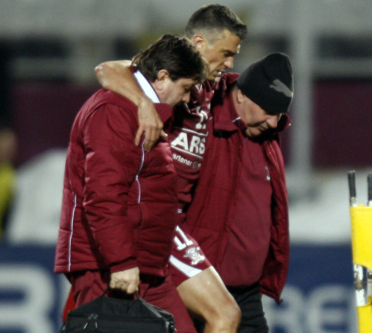 FOTO Se tem de cuţit » Pancu a părăsit accidentat terenul şi e suspect de ruptură de ligamente