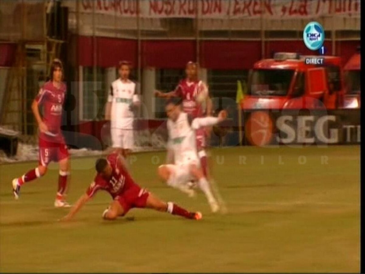 FOTO Se tem de cuţit » Pancu a părăsit accidentat terenul şi e suspect de ruptură de ligamente