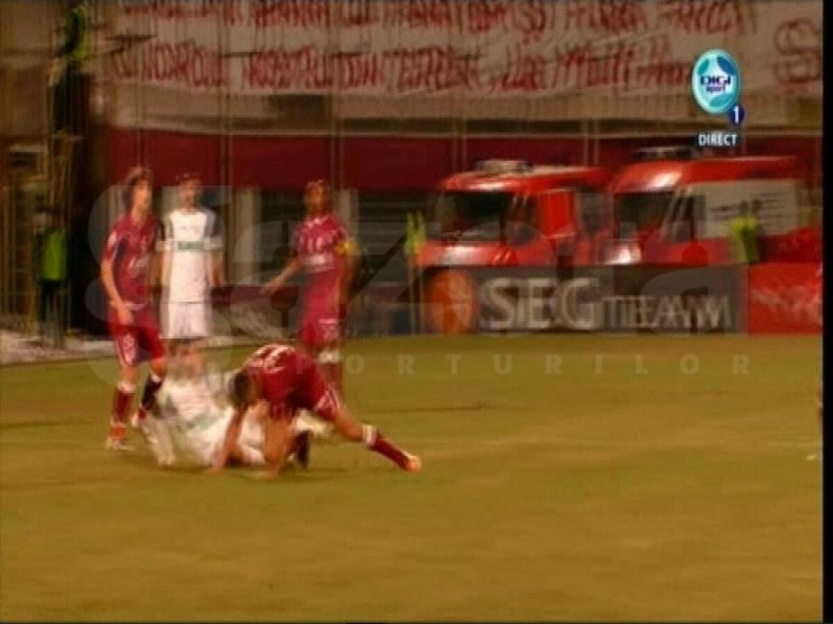 FOTO Se tem de cuţit » Pancu a părăsit accidentat terenul şi e suspect de ruptură de ligamente