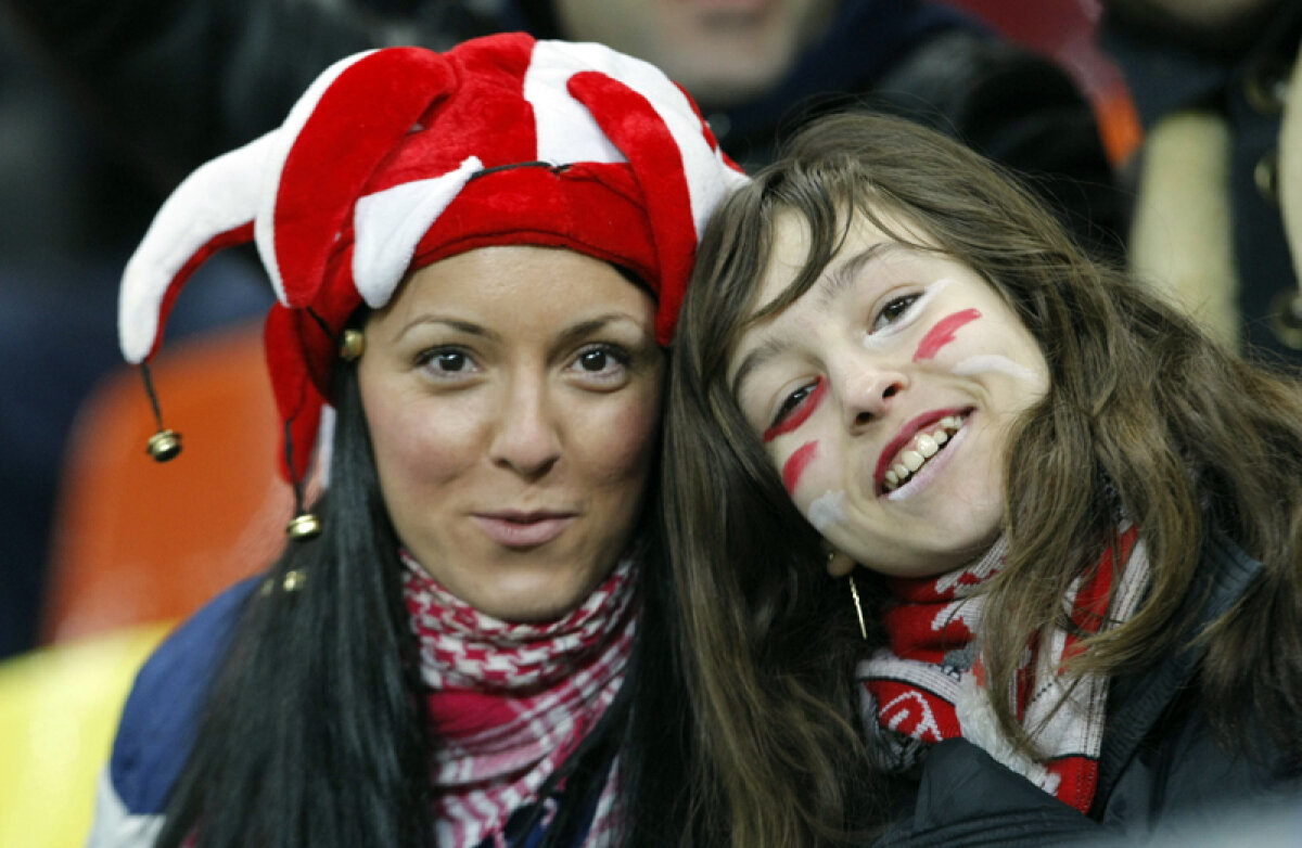 FOTO & VIDEO Invazia alb-roşie » Suporterii lui Dinamo s-au închesuit pe Naţional Arena pentru a-şi susţine favoriţii