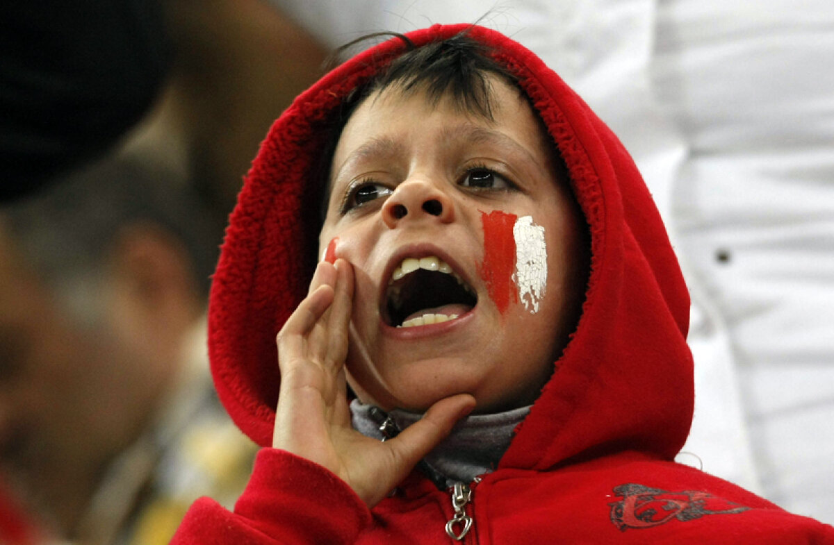 FOTO & VIDEO Invazia alb-roşie » Suporterii lui Dinamo s-au închesuit pe Naţional Arena pentru a-şi susţine favoriţii