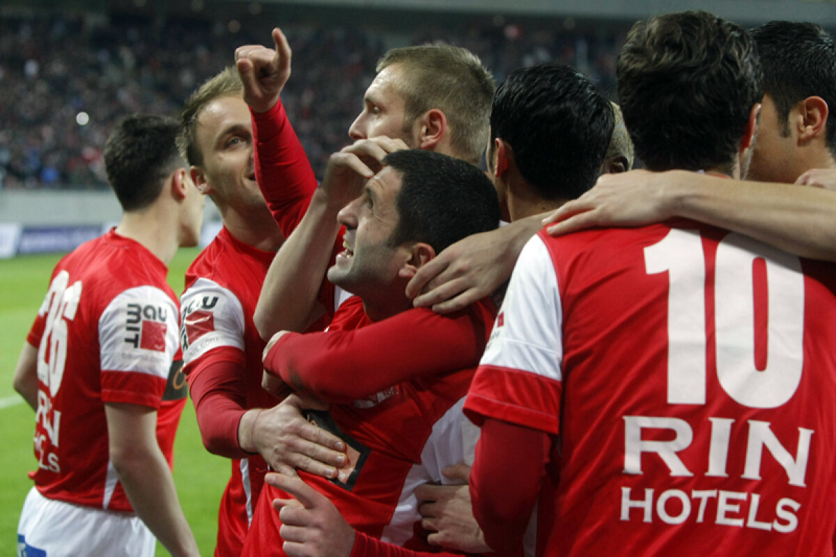 FOTO & VIDEO Invazia alb-roşie » Suporterii lui Dinamo s-au închesuit pe Naţional Arena pentru a-şi susţine favoriţii