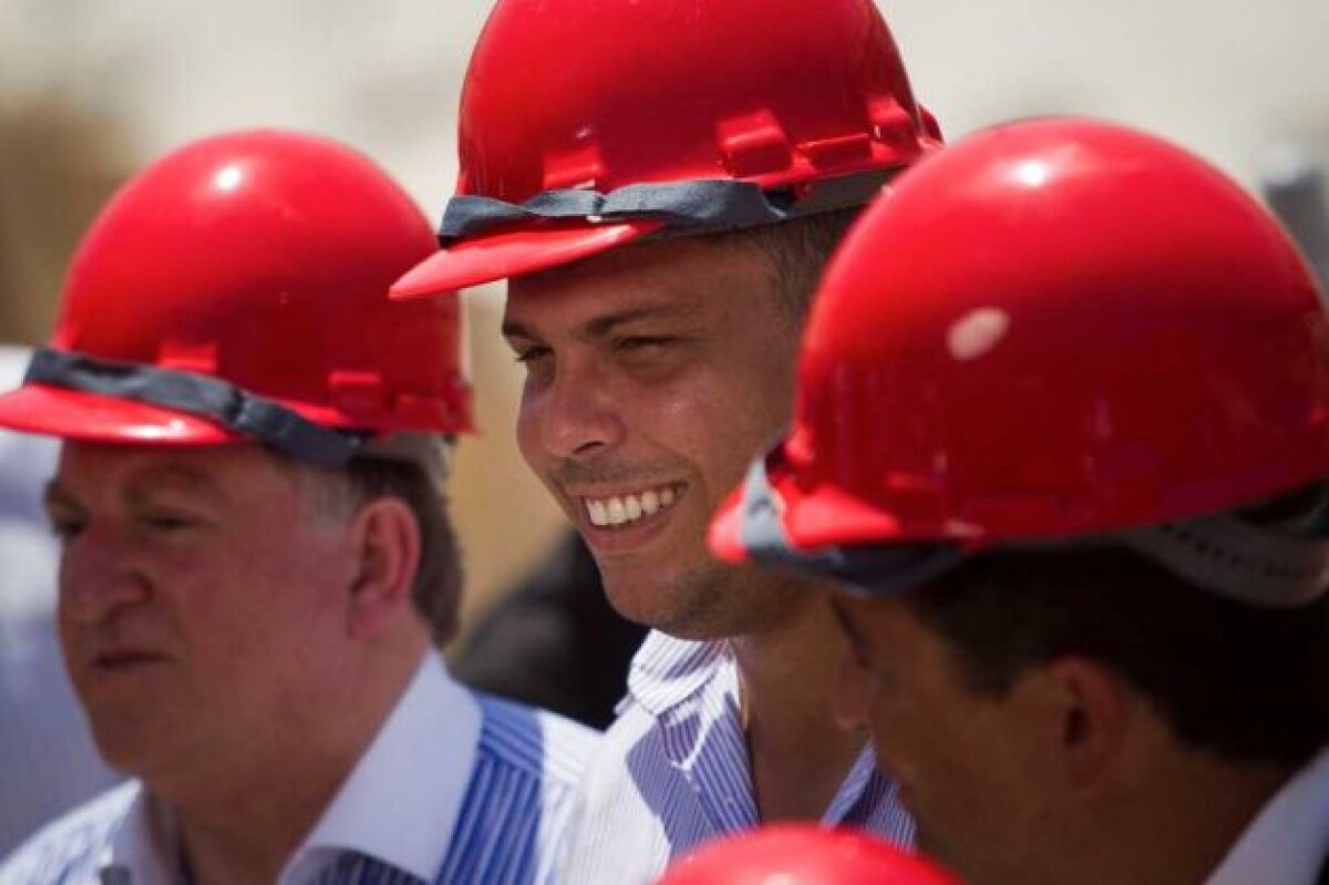 FOTO Ronaldo şi-a pus casca pe cap şi a inspectat şantierul noului ”Maracana” până l-a luat somnul ;)