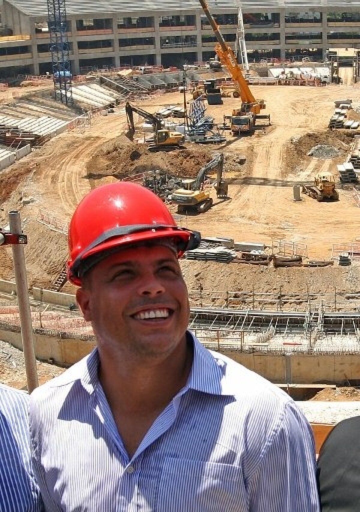 FOTO Ronaldo şi-a pus casca pe cap şi a inspectat şantierul noului ”Maracana” până l-a luat somnul ;)