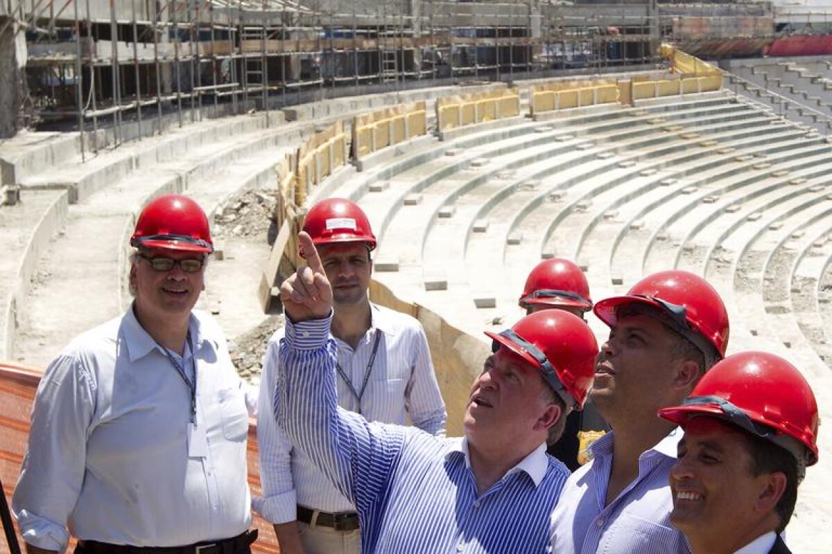 FOTO Ronaldo şi-a pus casca pe cap şi a inspectat şantierul noului ”Maracana” până l-a luat somnul ;)