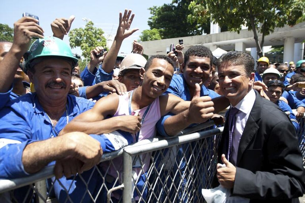 FOTO Ronaldo şi-a pus casca pe cap şi a inspectat şantierul noului ”Maracana” până l-a luat somnul ;)