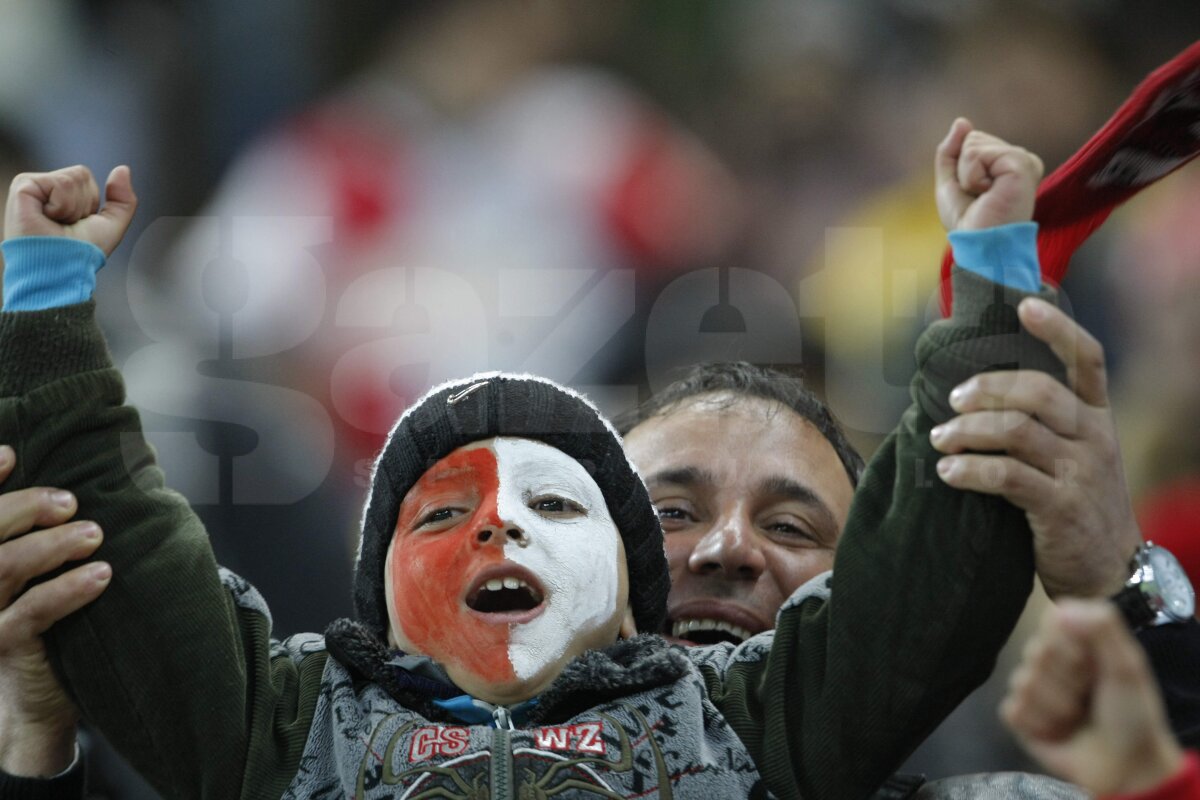 GALERIE FOTO » Reîntoarcerea la fotbal » 20.000 pe Arena Naţională, 9.500 pe Giuleşti