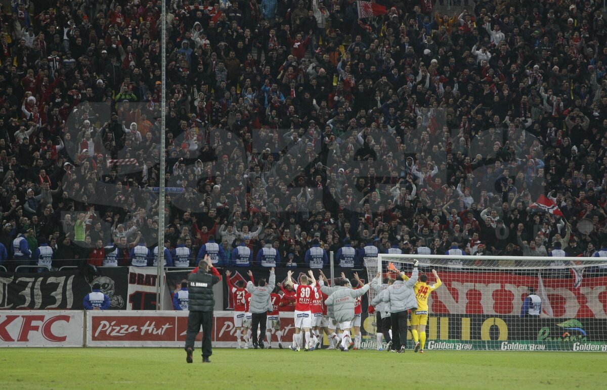 GALERIE FOTO » Reîntoarcerea la fotbal » 20.000 pe Arena Naţională, 9.500 pe Giuleşti