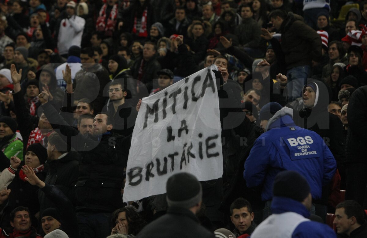 GALERIE FOTO » Reîntoarcerea la fotbal » 20.000 pe Arena Naţională, 9.500 pe Giuleşti