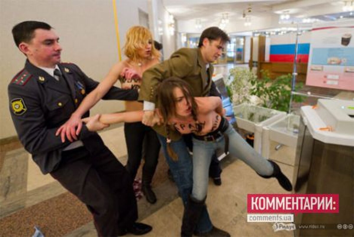 FOTO şi VIDEO FEMEN atacă din nou! Au vrut să fure urna în care se afla votul lui Putin