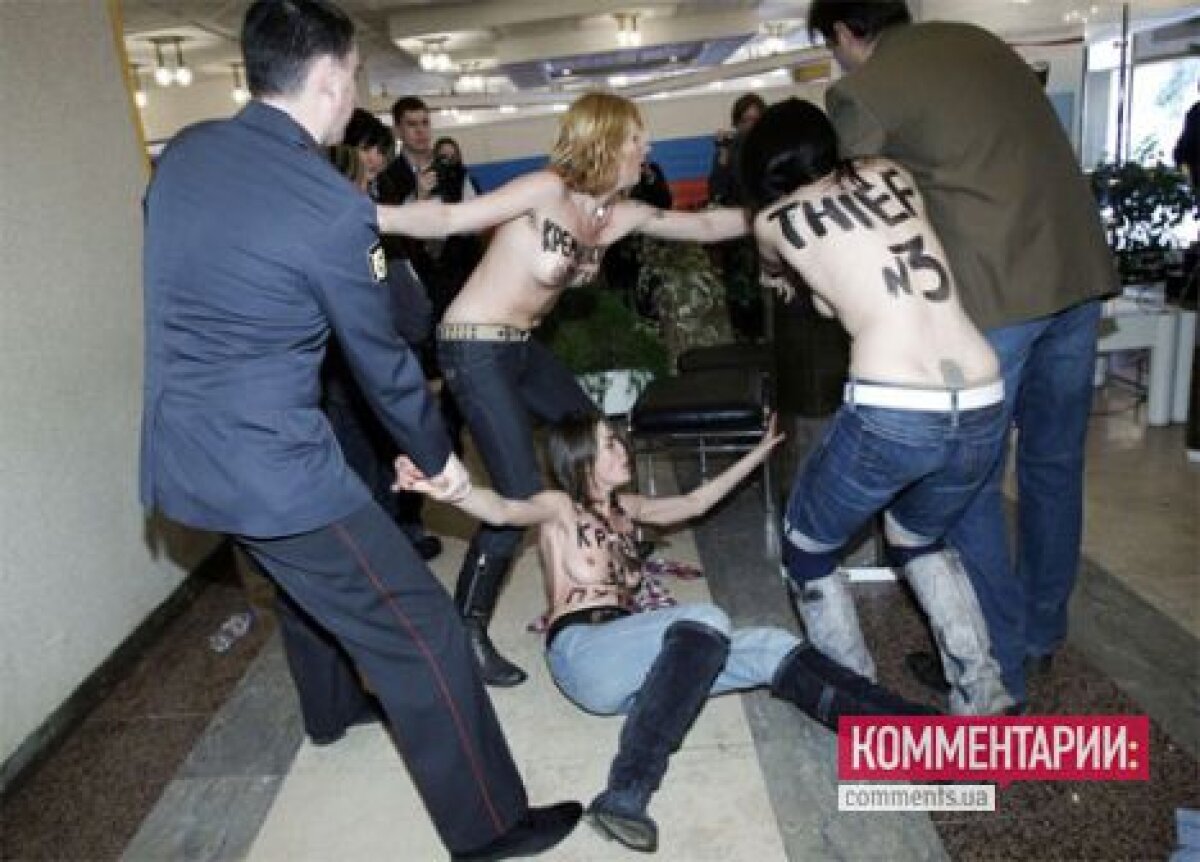 FOTO şi VIDEO FEMEN atacă din nou! Au vrut să fure urna în care se afla votul lui Putin