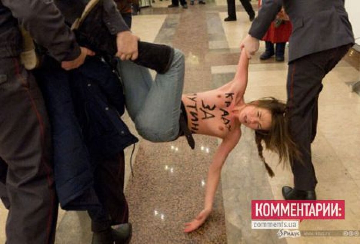 FOTO şi VIDEO FEMEN atacă din nou! Au vrut să fure urna în care se afla votul lui Putin