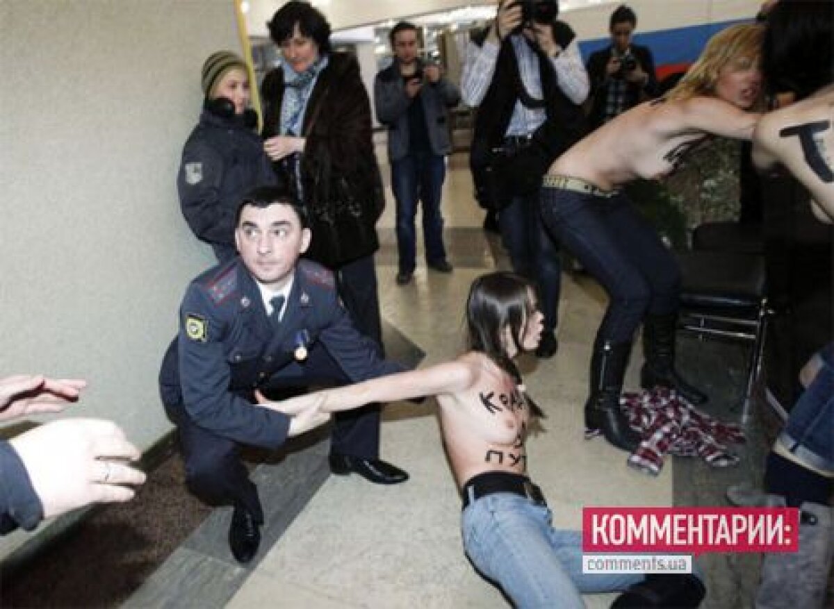 FOTO şi VIDEO FEMEN atacă din nou! Au vrut să fure urna în care se afla votul lui Putin