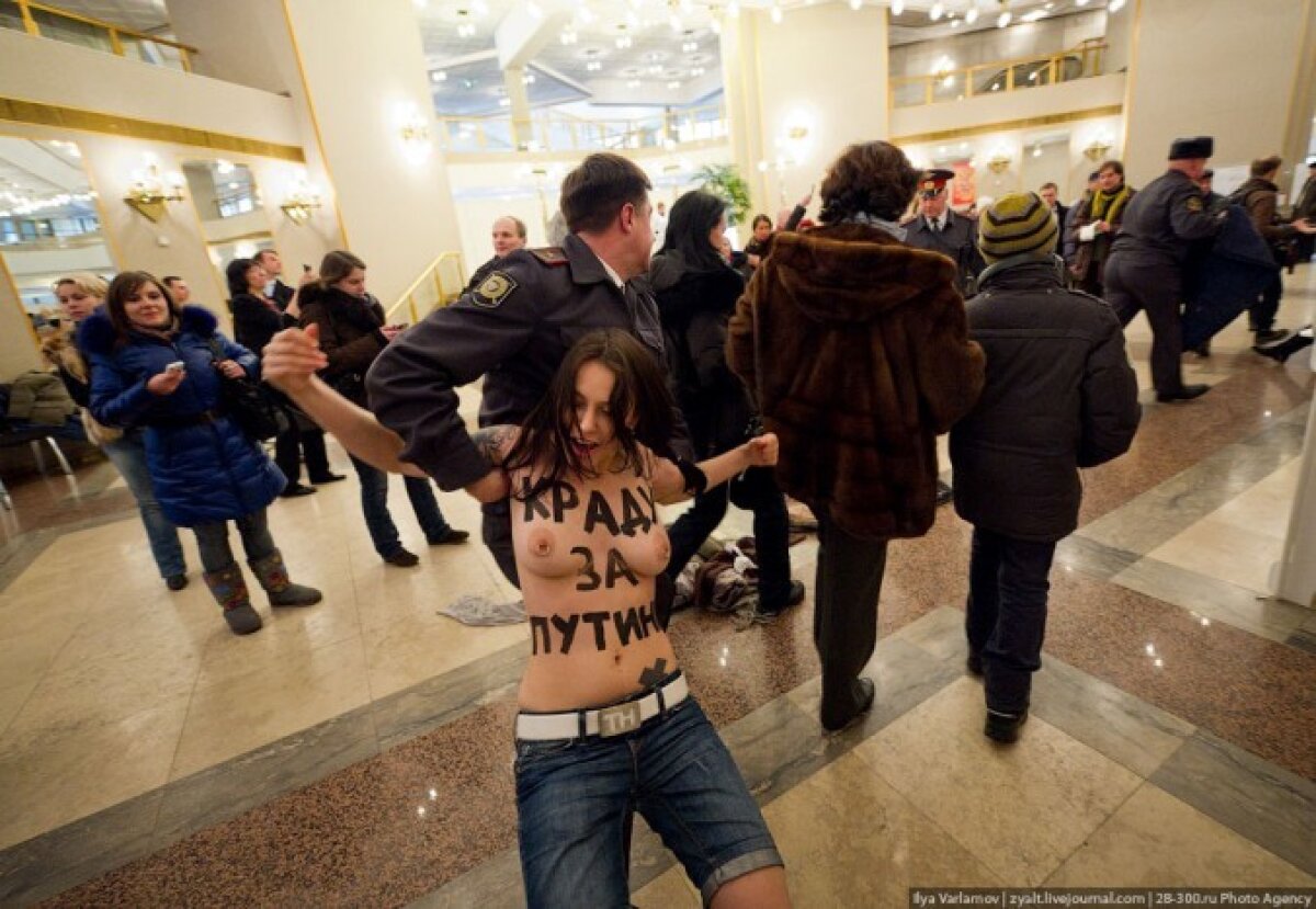 FOTO şi VIDEO FEMEN atacă din nou! Au vrut să fure urna în care se afla votul lui Putin
