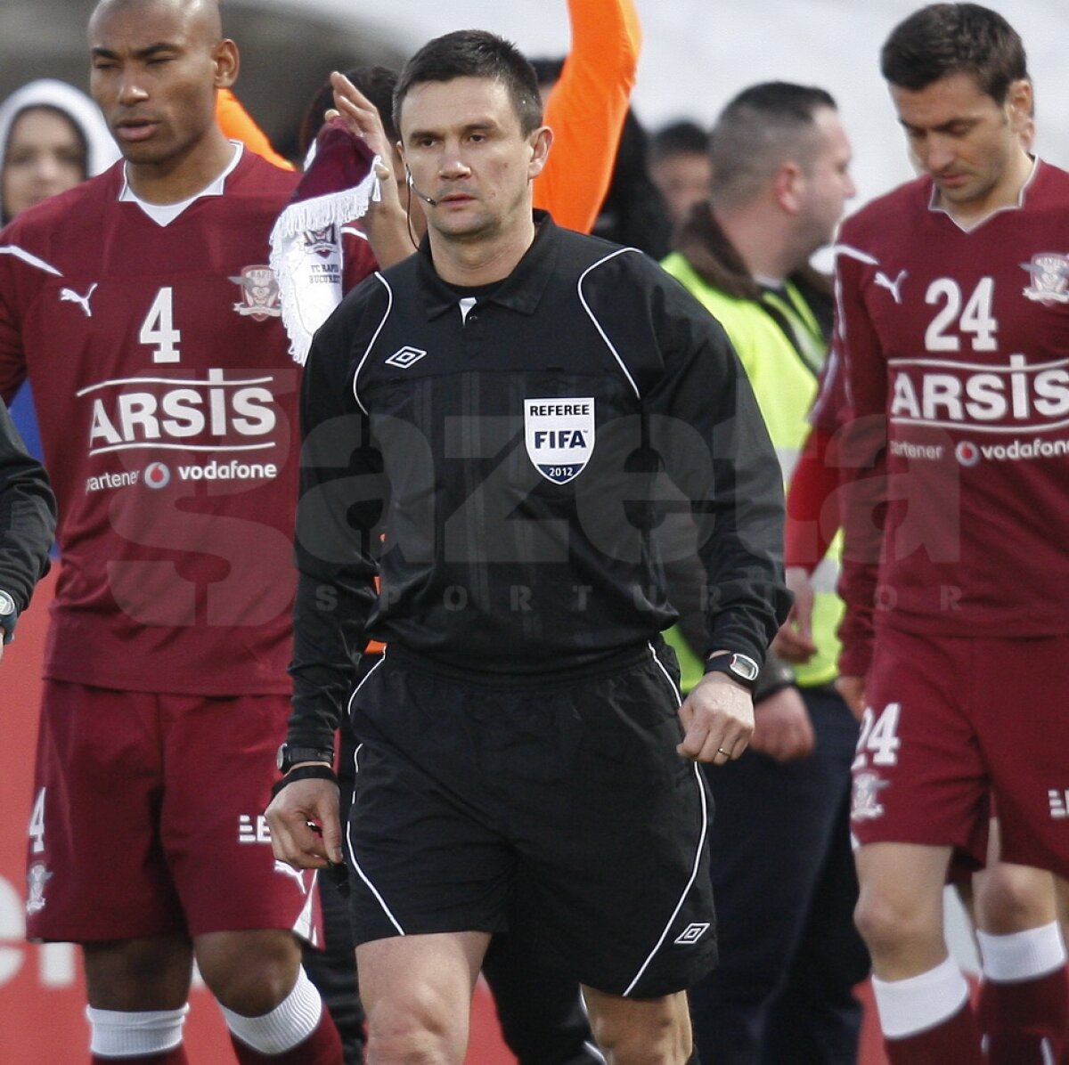 Cristi Balaj revoluţionează arbitrajul românesc prin ghetele cu "creier" » Arbitrul robot! ;)