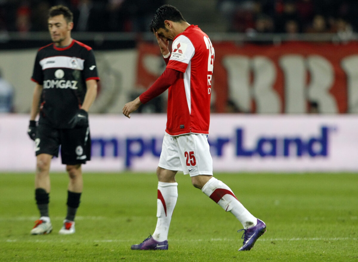 FOTO Se simte lucrat! » Cel mai bun marcator al "cîinilor" a fost lăsat fără banderolă şi scos din echipă