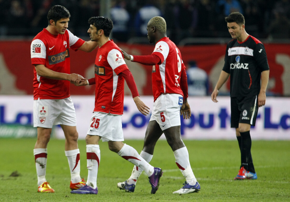 FOTO Se simte lucrat! » Cel mai bun marcator al "cîinilor" a fost lăsat fără banderolă şi scos din echipă