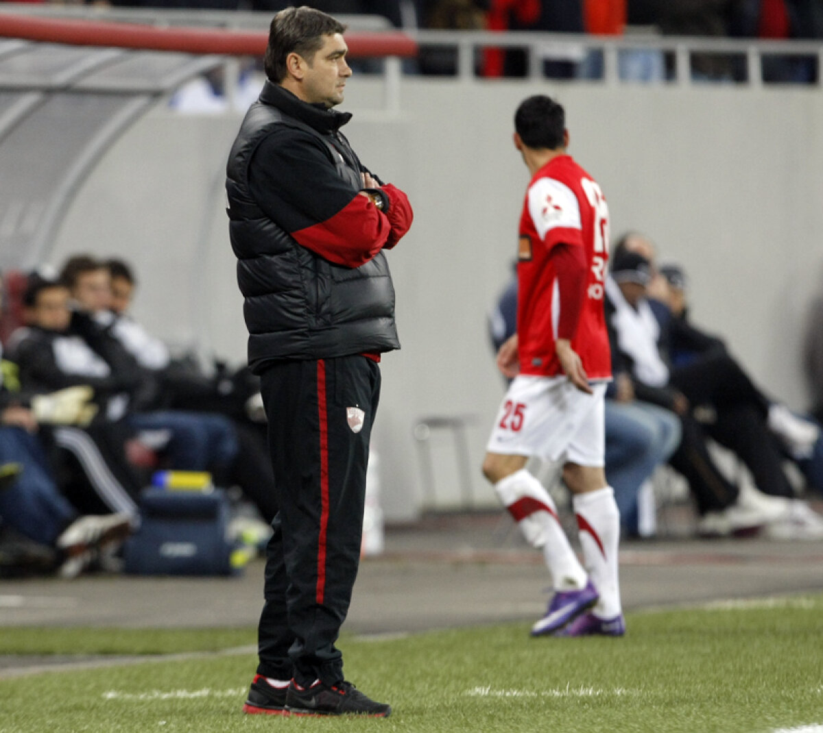 FOTO Se simte lucrat! » Cel mai bun marcator al "cîinilor" a fost lăsat fără banderolă şi scos din echipă