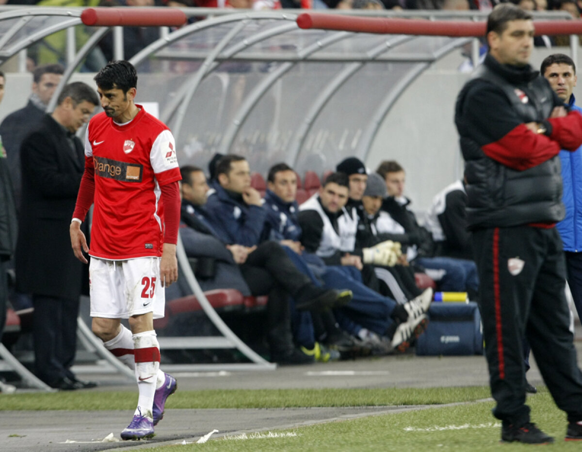 FOTO Se simte lucrat! » Cel mai bun marcator al "cîinilor" a fost lăsat fără banderolă şi scos din echipă