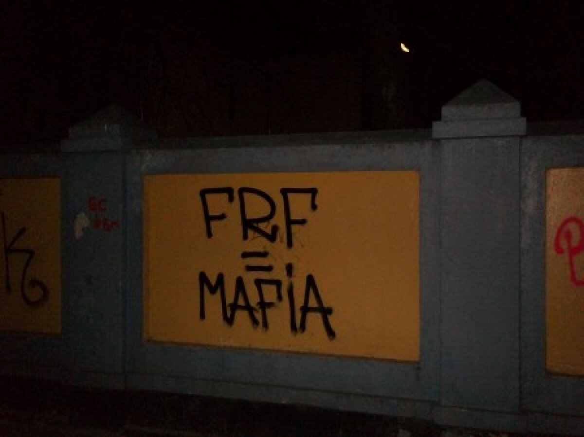 "Mitică la brutărie" » Suporterii protestează: "Sandu şi Dragomir nu au nimic democratic, sînt ridicoli!"