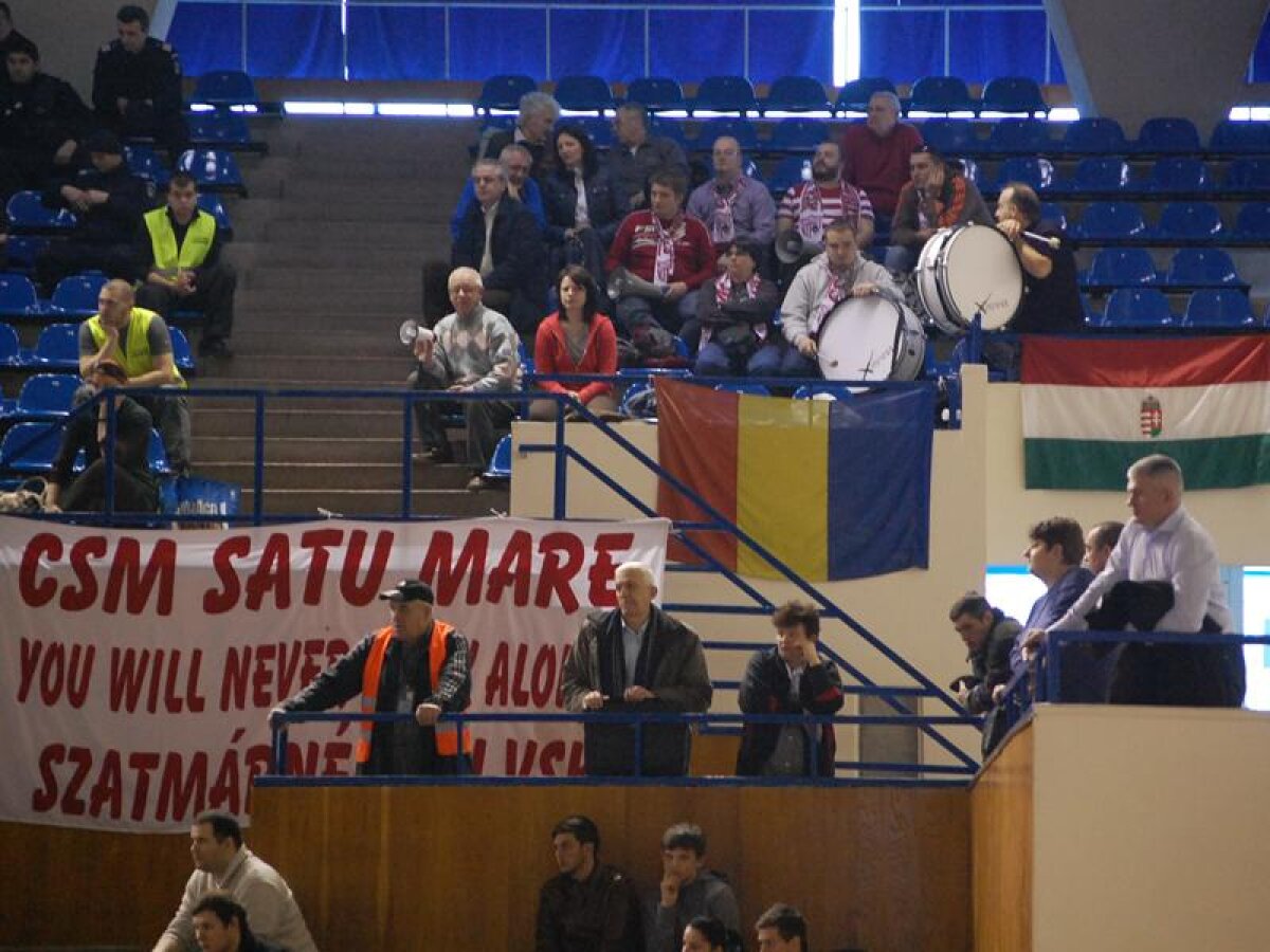 Viceprimarul din Satu Mare în mijlocul fanilor CSM care au arborat steagul Ungariei la Cluj!