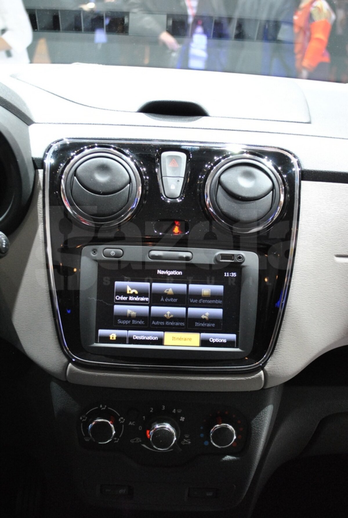 FOTO Ea este Dacia Lodgy! » Primele imagini de la prezentarea oficială de la Geneva